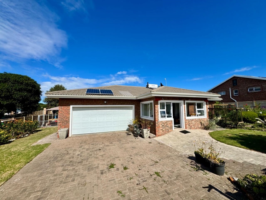 To Let 3 Bedroom Property for Rent in Stilbaai Wes Western Cape